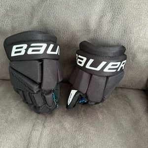 Youth Bauer hockey gloves, like new!